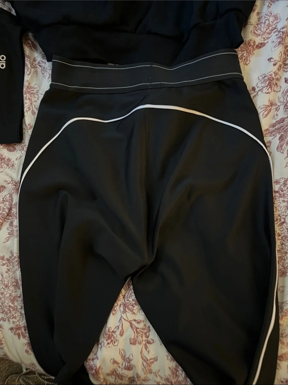 ALO Yoga Black High-Waist Leggings with White Piping, sweater and headband - Picture 2 of 5